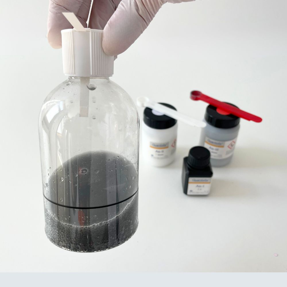 Reagenzglas mit graues Flüssigkeit und Teststreifen