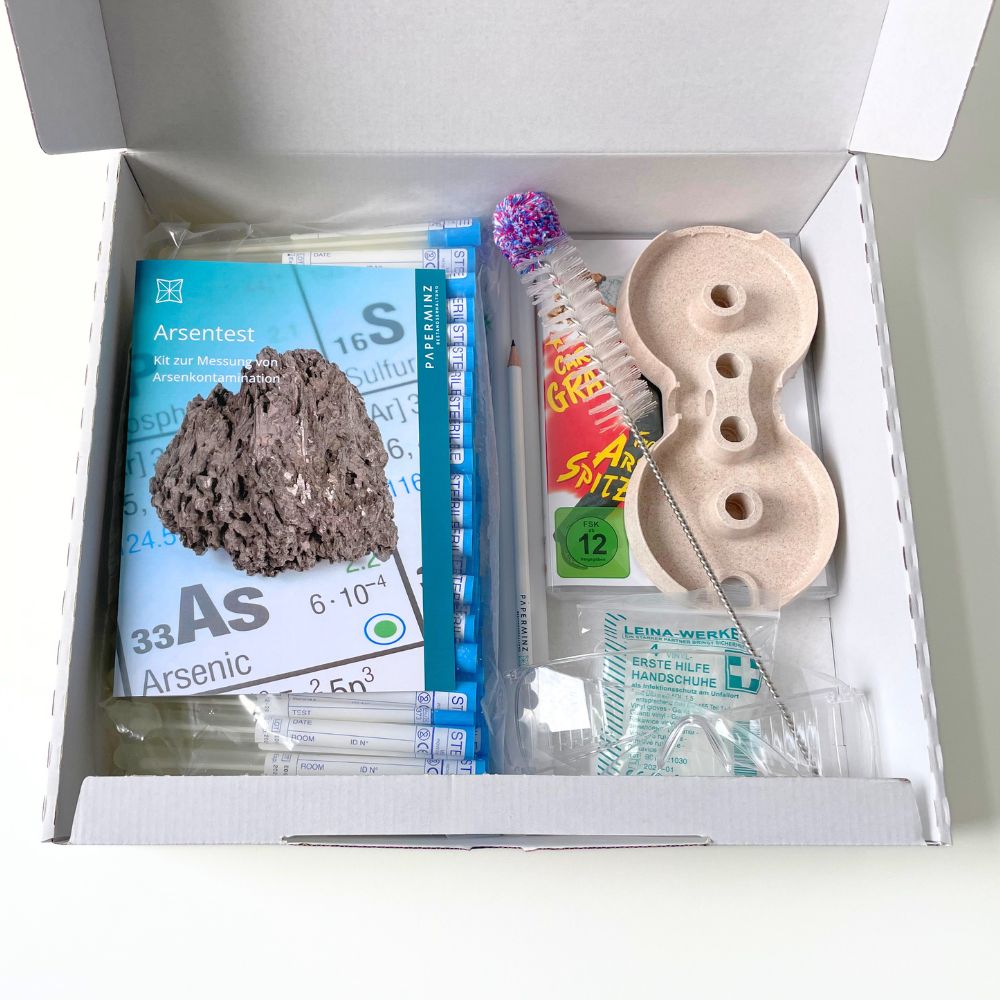 Die geöffnete Box des Arsentest-Kit inkl. Inhalt