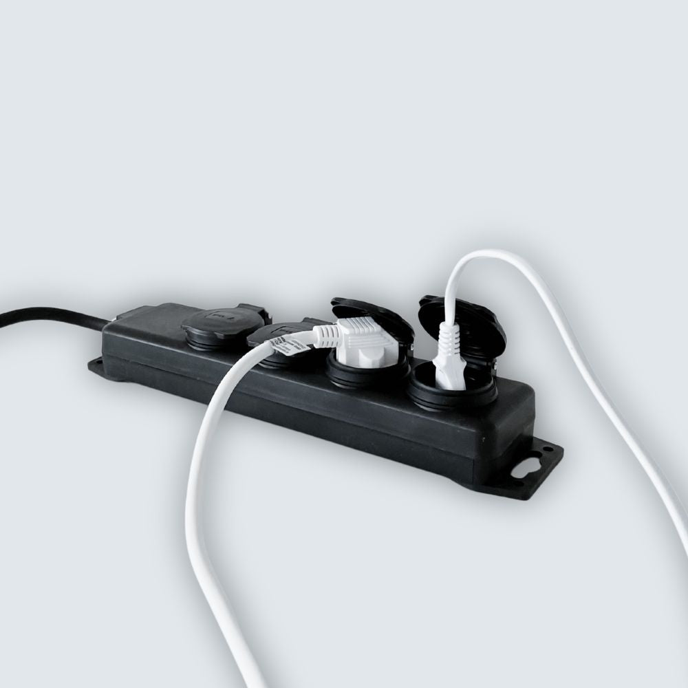 4-fach Steckdose in der zwei Stecker stecken