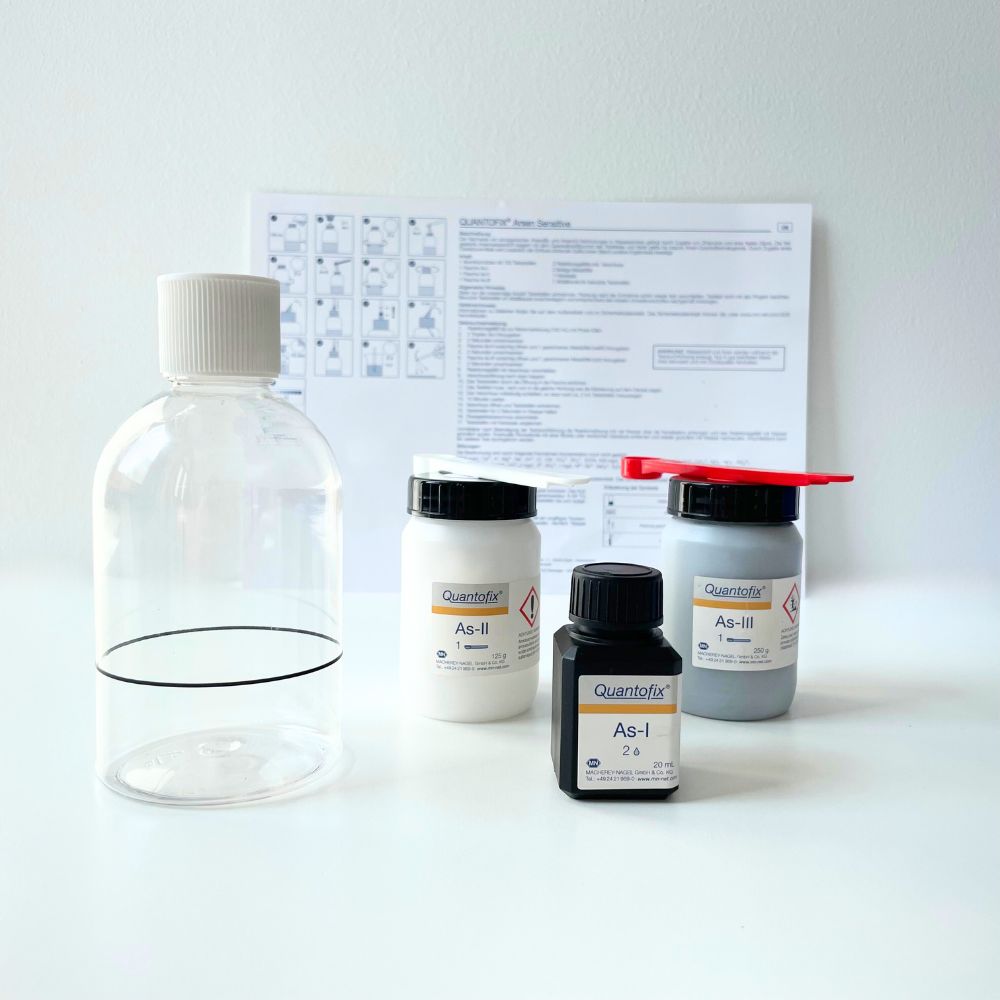 Einige Chemikalien des Testkoffers Quantofix