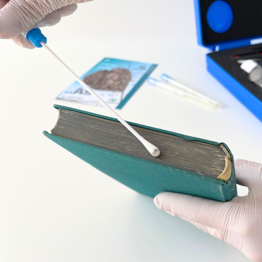 Teststäbchen mit Buch, zur Abnahme einer Arsenprobe