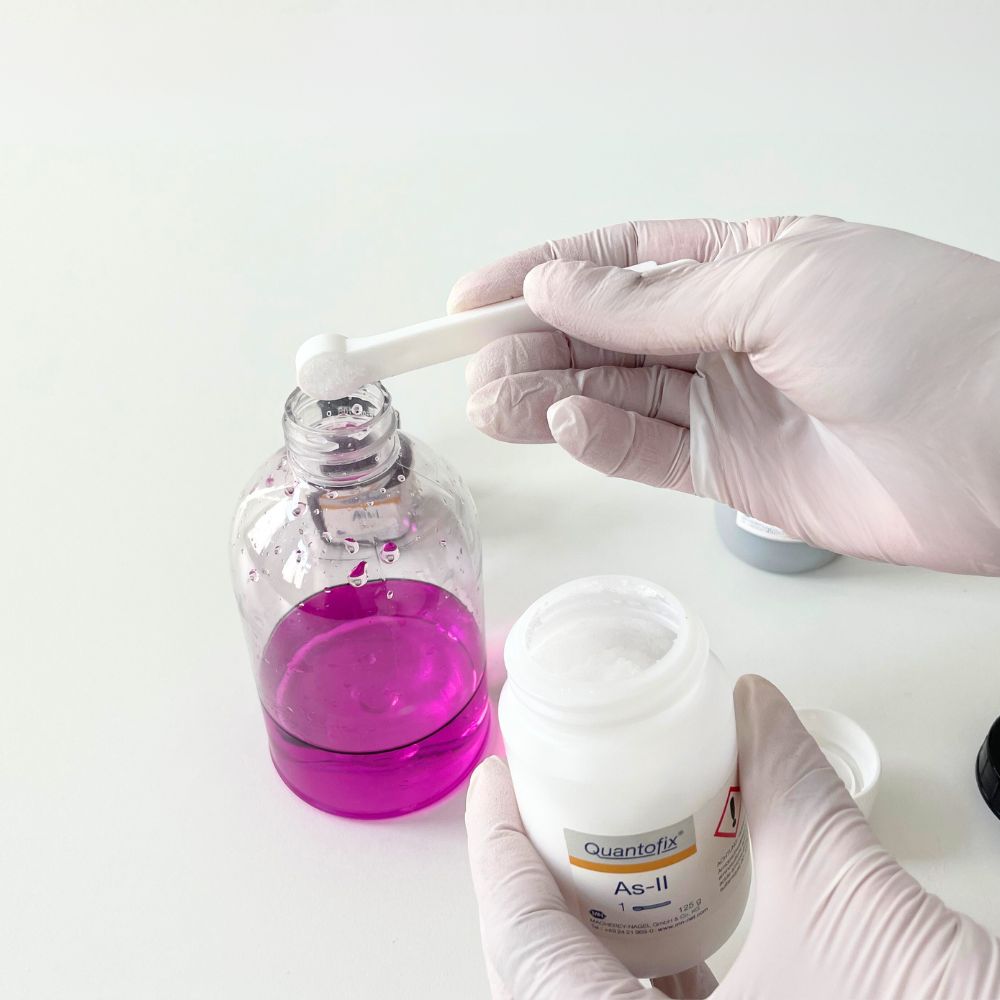 AS-II wird in Pinkes Reagenz gegeben