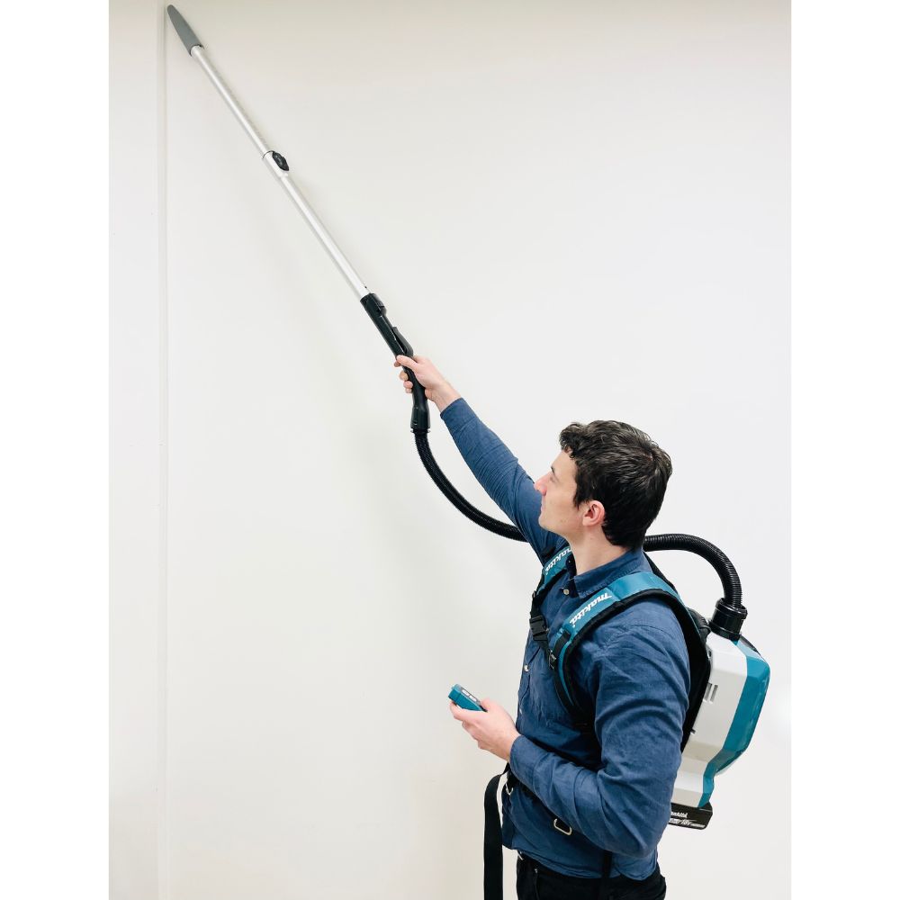 Decke wird mit Makita Rucksackstaubsauger abgesaugt