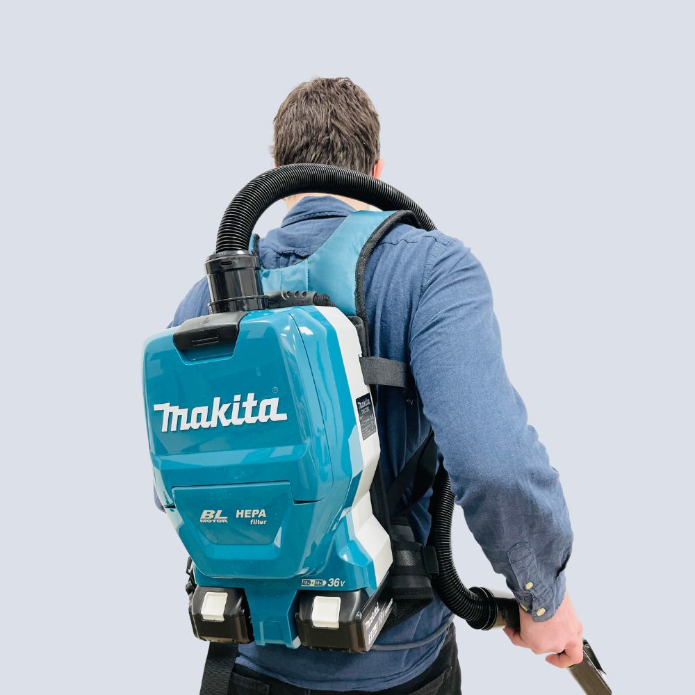Person trägt Makita Rucksackstaubsauger auf dem Rücken