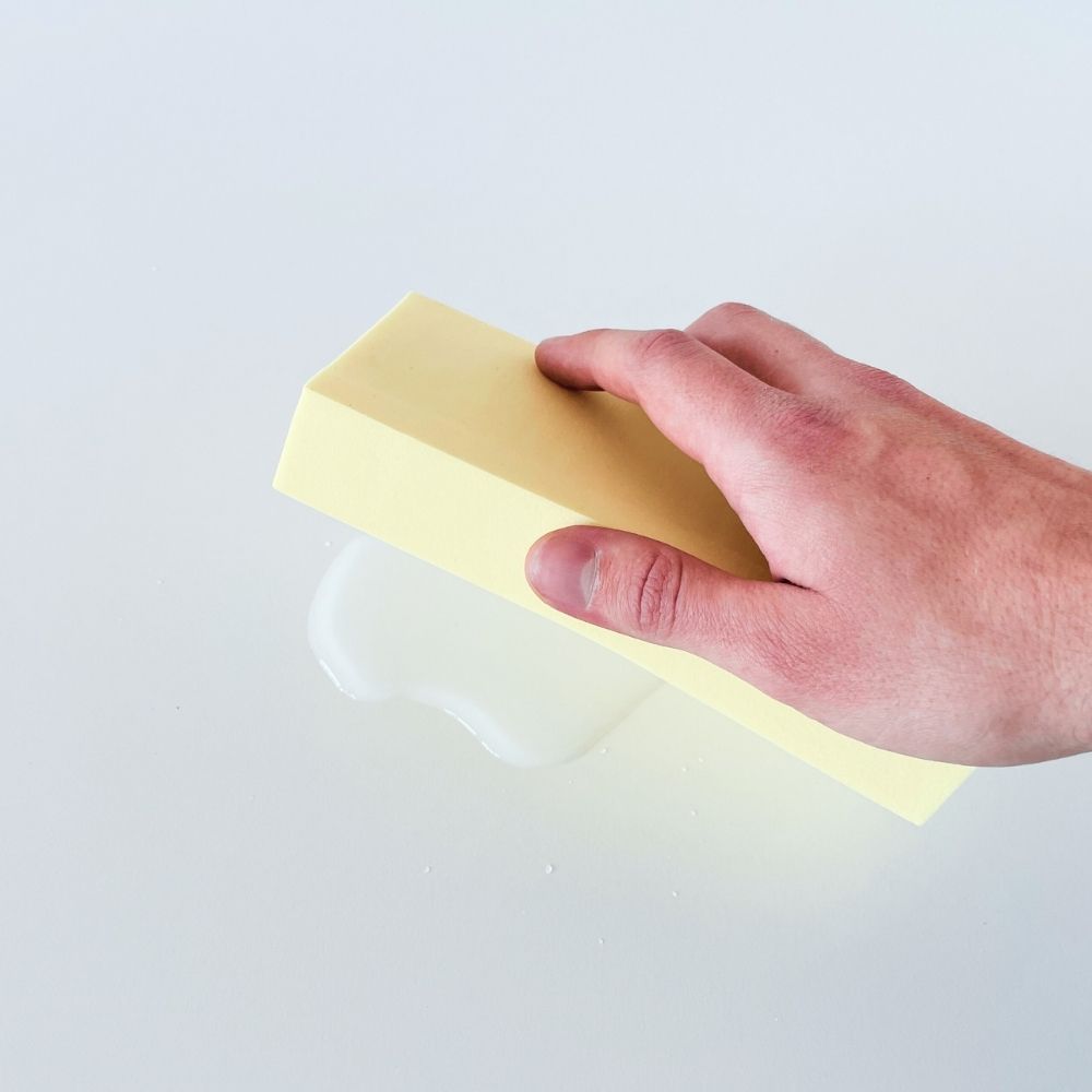 gelber XXL Saugwunder Schwamm in Hand
