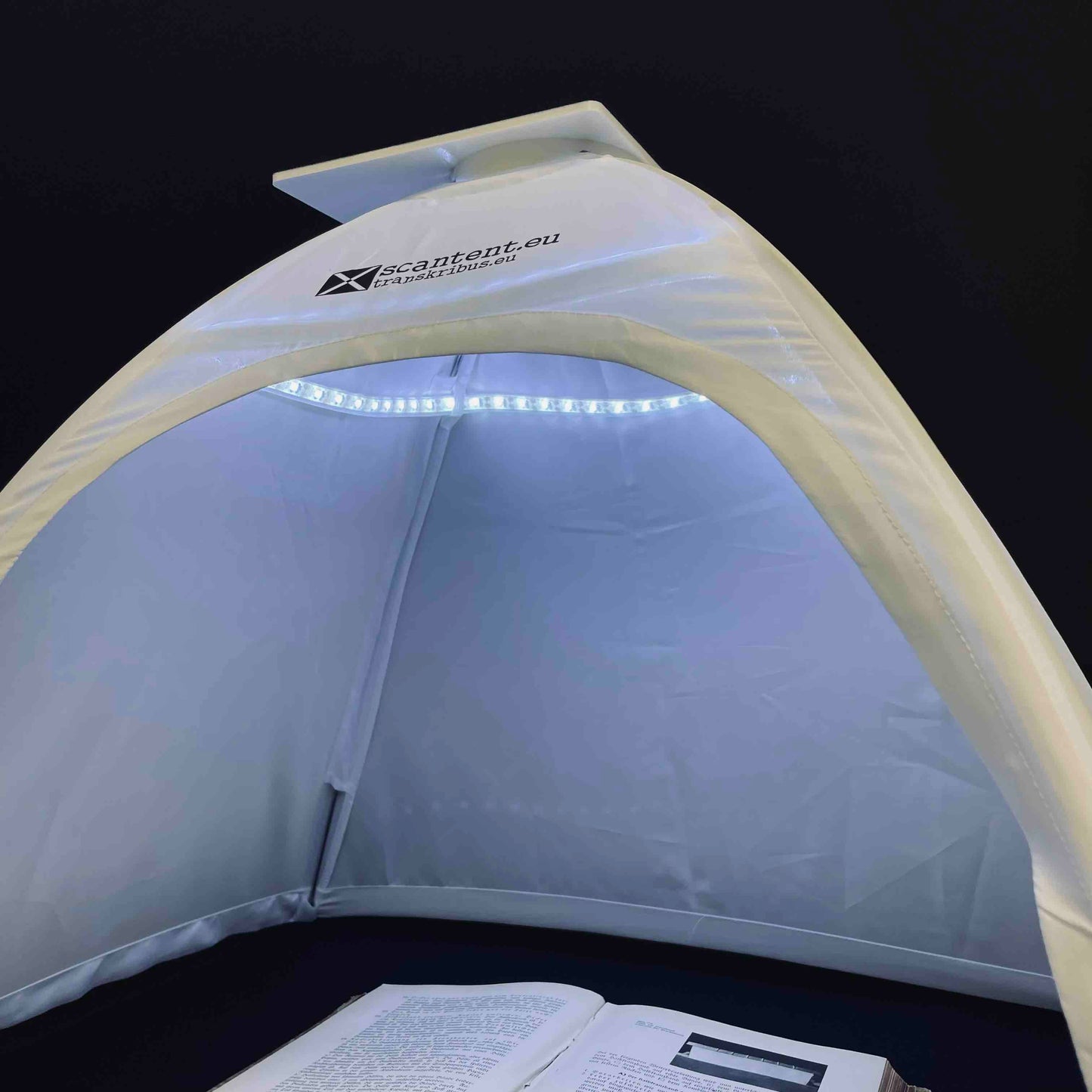 ScanTent mit Blick von unten hinein, Sicht auf die LED-Leiste